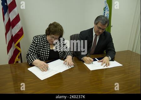 Signature de documents de planification et de développement communautaires, avec Patricia Hoban-Moore, directrice de la politique et de la gestion sur le terrain, et les administrateurs régionaux de la HUD parmi les hauts fonctionnaires présents. Banque D'Images