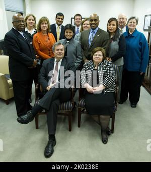 Signature de documents de planification et de développement communautaires, avec Patricia Hoban-Moore, directrice de la politique et de la gestion sur le terrain, et les administrateurs régionaux de la HUD parmi les hauts fonctionnaires présents. Banque D'Images