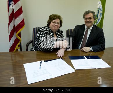 Signature de documents de planification et de développement communautaires, avec Patricia Hoban-Moore, directrice de la politique et de la gestion sur le terrain, et les administrateurs régionaux de la HUD parmi les hauts fonctionnaires présents. Banque D'Images