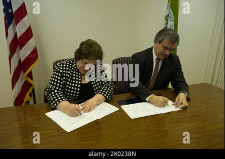 Signature de documents de planification et de développement communautaires, avec Patricia Hoban-Moore, directrice de la politique et de la gestion sur le terrain, et les administrateurs régionaux de la HUD parmi les hauts fonctionnaires présents. Banque D'Images