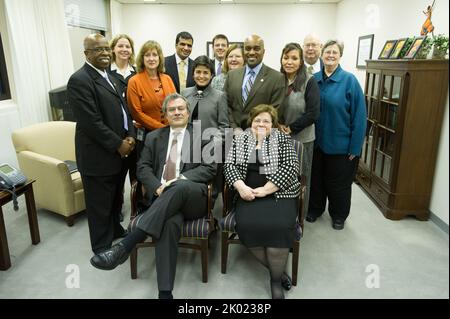 Signature de documents de planification et de développement communautaires, avec Patricia Hoban-Moore, directrice de la politique et de la gestion sur le terrain, et les administrateurs régionaux de la HUD parmi les hauts fonctionnaires présents. Banque D'Images