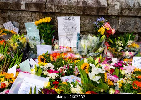 Balmoral, Écosse, Royaume-Uni. 9th septembre 2022. Les membres du public pondre des fleurs aux portes d'entrée du château de Balmoral à la suite de la nouvelle de la mort de la reine Élisabeth II hier. Iain Masterton/Alay Live News Banque D'Images