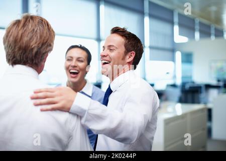 Environnement d'affaires convivial. Groupe de gens d'affaires ayant une conversation amicale pendant la pause. Banque D'Images