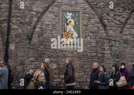 Édimbourg, Écosse, le 9 septembre 2022. Les gens font la queue pour voir l'avis aux portes du palais de Holyroodhouse informant du décès de sa Majesté la reine Elizabeth II, qui est décédée à l'âge de 96 ans, à Édimbourg, en Écosse, le 9 septembre 2022. Crédit photo: Jeremy Sutton-Hibbert/ Alamy Live news. Banque D'Images