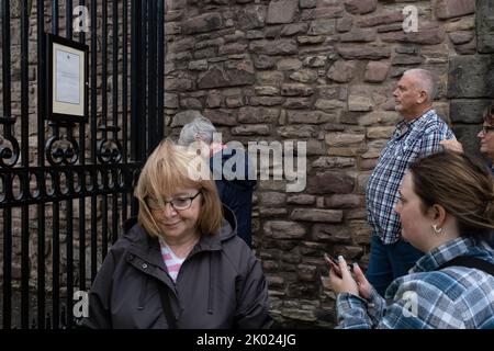Édimbourg, Écosse, le 9 septembre 2022. Les gens visitent le palais de Holyroodhouse pour rendre hommage à sa Majesté la reine Elizabeth II, qui est décédée à l'âge de 96 ans, à Édimbourg, en Écosse, le 9 septembre 2022. Crédit photo: Jeremy Sutton-Hibbert/ Alamy Live news. Banque D'Images