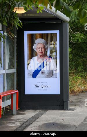 Craigavon, comté d'Armagh, Irlande du Nord, Royaume-Uni. 09 septembre 2022. L'Irlande du Nord pleure la mort de sa Majesté la reine Elizabeth II Un hommage à sa Majesté sur une exposition à un arrêt de bus rural alors que le public pleure la perte de notre monarque qui est mort hier. Crédit : CAZIMB/Alamy Live News. Banque D'Images