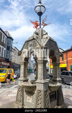 Fontaine à boire en pierre celtique, rue Taff, Pontypridd, Rhondda Cynon Taf, pays de Galles (Cymru), Royaume-Uni Banque D'Images