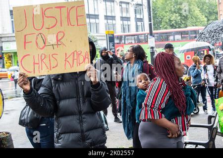 9th septembre 2022 Londres les gens du Royaume-Uni protestent devant le poste de police de Brixton alors que les manifestants réprimées les réponses au sujet de la fusillade de Chris Kaba. Chris Kaba, 24 ans, a été tué par balle par une unité armée de la police met à la suite d'une poursuite en voiture à Streatham, dans le sud de Londres. Une enquête menée par le Bureau indépendant pour la conduite de la police a révélé qu'il n'était pas armé. Banque D'Images