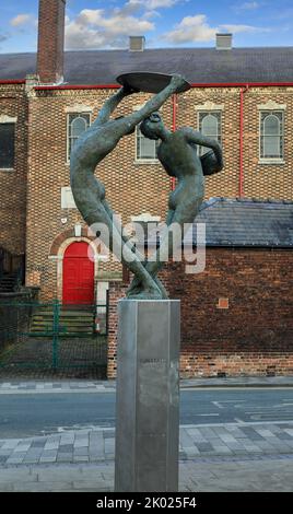 La sculpture de la ville par David Annand devant l'entrée du Musée des poteries et de la galerie d'art, Hanley, Stoke-on-Trent, Staffs, Angleterre, ROYAUME-UNI Banque D'Images