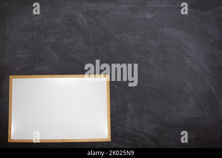 Tableau noir réaliste pour l'école avec fond noir de tableau noir de craie Banque D'Images