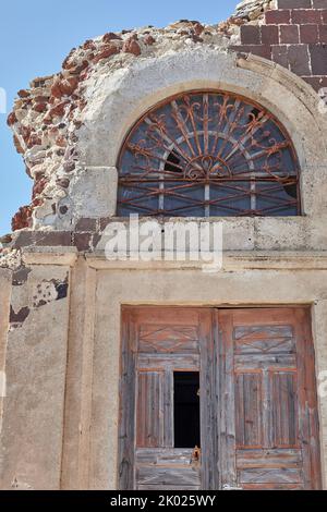 Porte, à Fira est la capitale de Santorin, une île grecque dans la mer Egée. L'emplacement de Fira sur une falaise offre une vue sur Nea Kameni. Banque D'Images