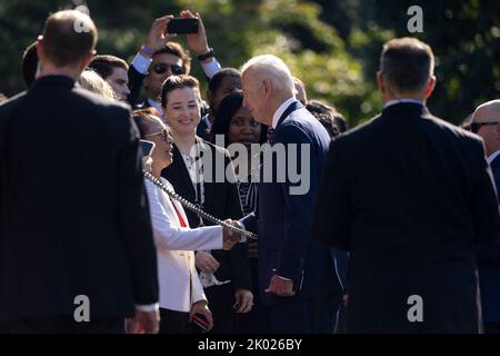 Washington, États-Unis. 09th septembre 2022. LE président AMÉRICAIN Joe Biden salue les gens à la pelouse sud de la Maison Blanche avant de partir par Marine One en route vers l'Ohio, à Washington, DC, Etats-Unis, le 09 septembre 2022. Biden se rend à Columbus, Ohio, pour faire des remarques à l'occasion de l'inauguration du nouveau site de fabrication de semi-conducteurs Intel. Credit: SIPA USA/Alay Live News Banque D'Images