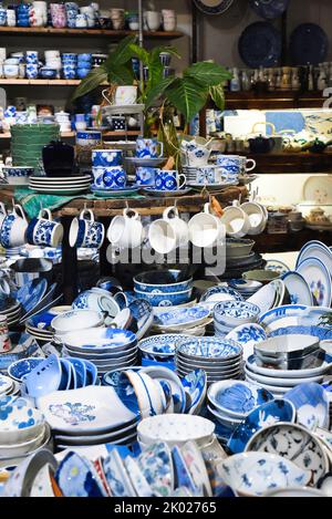 De nombreuses assiettes et tasses colorées sur le marché vietnamien Banque D'Images