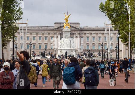 Londres, Royaume-Uni. 9th septembre 2022. Les foules se rassemblent devant le palais de Buckingham pour rendre hommage à la Reine Elizabeth II, âgée de 96 ans. Credit: Vuk Valcic/Alamy Live News Banque D'Images