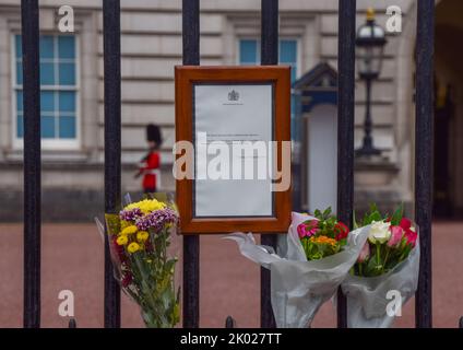 Londres, Royaume-Uni. 9th septembre 2022. Avis officiel de la mort de la reine devant le palais de Buckingham. Credit: Vuk Valcic/Alamy Live News Banque D'Images