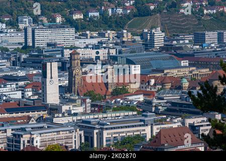 Vue sur le centre-ville de Stuttgart depuis le salon de thé de Weißenbergpark avec vue sur la collégiale. Bade-Wurtemberg, Allemagne, Europe Banque D'Images