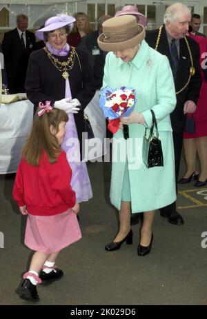 Photo du dossier datée du 7/5/2002 de Katie Meehan, présentant des fleurs à la reine Elizabeth II lors de sa visite à l'école primaire St Josephs RC, Jurow, Tyne et Wear. L'influenceur britannique sur les médias sociaux, dont la réunion avec la reine âgée de six ans a fait les gros titres des journaux il y a 20 ans, a déclaré que « une expérience saine et merveilleuse » lui a montré qu'elle « peut faire n'importe quoi ». Date de la photo: Vendredi 9 septembre 2022. Banque D'Images