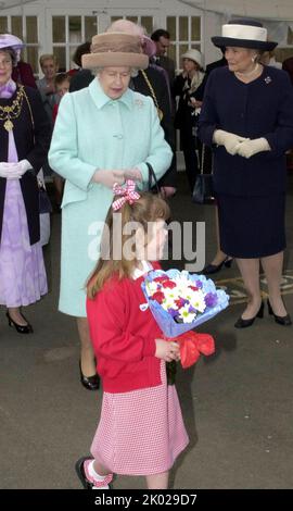 Photo du dossier datée du 7/5/2002 de Katie Meehan, présentant des fleurs à la reine Elizabeth II lors de sa visite à l'école primaire St Josephs RC, Jurow, Tyne et Wear. L'influenceur britannique sur les médias sociaux, dont la réunion avec la reine âgée de six ans a fait les gros titres des journaux il y a 20 ans, a déclaré que « une expérience saine et merveilleuse » lui a montré qu'elle « peut faire n'importe quoi ». Date de la photo: Vendredi 9 septembre 2022. Banque D'Images