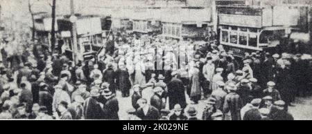 Grève générale. L'Angleterre, 1926 ans, au Royaume-Uni, a duré neuf jours, du 4 au 12 mai 1926. Elle a été appelée par le Conseil général du Congrès des syndicats des métiers (TUC) dans une tentative infructueuse de forcer le gouvernement britannique à agir pour empêcher la réduction des salaires et l'aggravation des conditions de vie de 1,2 millions de mineurs non salariés. Banque D'Images