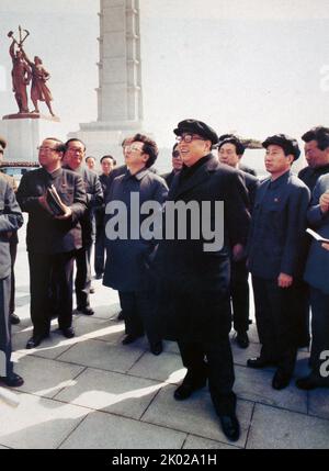 Kim il-sung (1912 - 1994) fondateur de la Corée du Nord et Kim Jong il, inspectent le monument Juche Idea érigé sur la rive pittoresque de la rivière Taedong. Banque D'Images