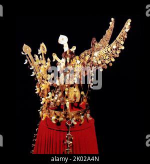 La couronne d'or de Geumgwanchong, la plus grande couronne d'or découverte en Corée. Le tombeau de la couronne d'or (Geumgwanchong) a été nommé d'après ce Trésor. Elle a été désignée comme un Trésor national sur 12 décembre 1962.&#13;&#10;la couronne mesure 44 centimètres de hauteur et a un diamètre de 19 centimètres. C'est la plus grande couronne dorée de Silla découverte jusqu'à présent. Les couronnes de Silla ont été fabriquées dans le royaume coréen de Silla environ dans les 5th-7th siècles. Banque D'Images