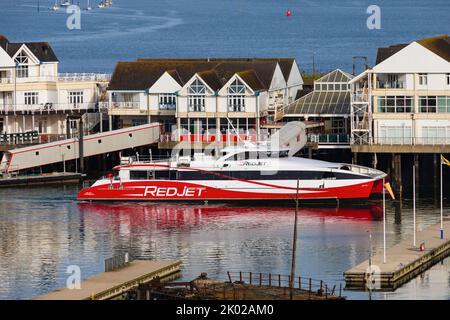 Red Jet 7, traversier en catamaran vers l'île de Wight de la ligne Red Funnel, amarré au terminal T2, Southampton, Hampshire. Banque D'Images