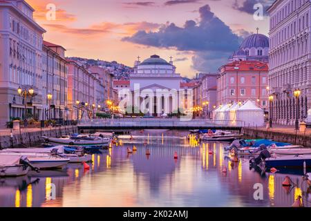 Trieste, Italie. Image de paysage urbain du centre-ville de Trieste, Italie au lever du soleil d'été. Banque D'Images