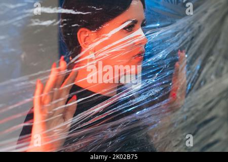 portrait de femme défoqué par auto-isolement pandémique Banque D'Images