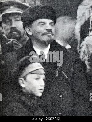 Vladimir Lénine Sverdlov sur la place Rouge près du mur du Kremlin lors d'une manifestation de travailleurs consacrée au premier anniversaire de la Grande Révolution socialiste d'octobre. Moscou. 1918. Banque D'Images