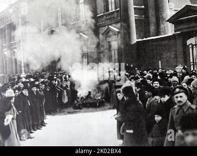 Brûlage des armoiries royales au palais d'Anichkov. Petrograd, 27 février 1917. Photo de K. Bulla. Banque D'Images