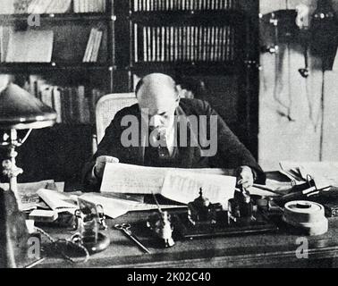 Vladimir Lénine à son bureau dans son bureau au Kremlin. 1918. Moscou. Banque D'Images