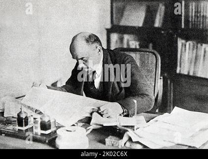 Vladimir Lénine à son bureau dans son bureau au Kremlin. Moscou. 1918. Banque D'Images