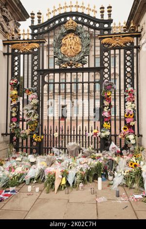 Fleurs à l'extérieur de Buckingham Palace Banque D'Images