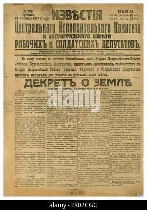 Le décret sur la terre, rédigé par Vladimir Lénine, a été adopté par le deuxième Congrès entièrement russe des Soviétiques des députés ouvriers et soldats le 8 novembre 1917, après le succès de la Révolution d'octobre. Il décréta l'abolition de la propriété privée et la redistribution des terres débarquées parmi la paysannerie. Banque D'Images