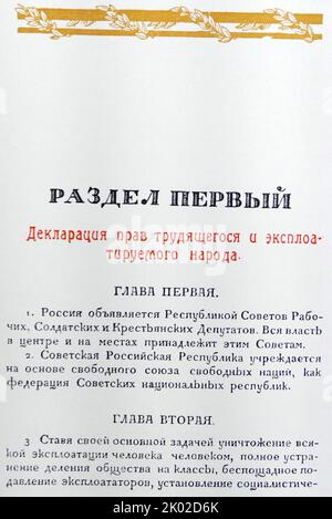 Couverture et première page de la Constitution de la RSFSR adoptée par le Cinquième Congrès soviétique entièrement russe. Juillet 1918.&#13;&#10; Banque D'Images