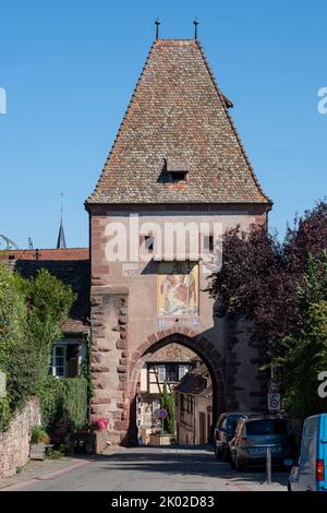 Vue sur la porte d'entrée de la tour haute avec la fresque de St Médard Banque D'Images