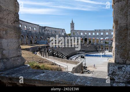Pula, Croatie - 12 juillet 2022 : l'arène Pula est un amphithéâtre romain. Il a été construit entre 27 av. J.-C. et 68 après J.-C. et fait partie des six plus grandes arènes romaines encore en vie au monde Banque D'Images