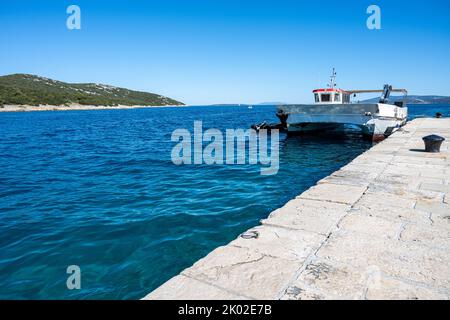 Photo du canal séparant les îles de Cres et Losinj. OSOR, île de Cres, mer Adriatique, Croatie Banque D'Images