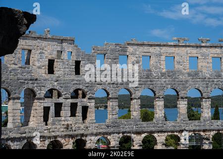 Pula, Croatie - 12 juillet 2022 : l'arène Pula est un amphithéâtre romain. Il a été construit entre 27 av. J.-C. et 68 après J.-C. et fait partie des six plus grandes arènes romaines encore en vie au monde Banque D'Images