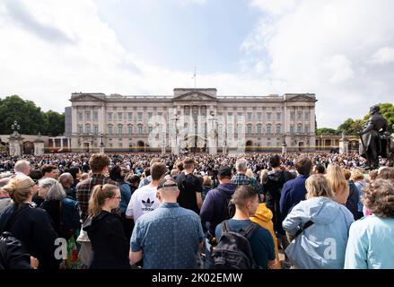 Londres, Royaume-Uni. 09th septembre 2022. 9 septembre 2022. Londres, Royaume-Uni. Les foules regardent le roi Charles III et Camilla la reine Consort qui arrivent au palais de Buckingham, Londres. Crédit : Doug Peters/Alamy Live News Banque D'Images