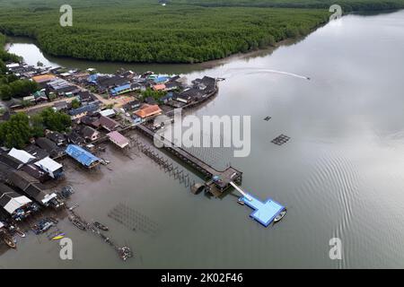 Vue aérienne en haut du village de pêcheurs avec bateaux de pêche et toit de la maison à la jetée de Phangnga en Thaïlande. Vue en grand angle Banque D'Images