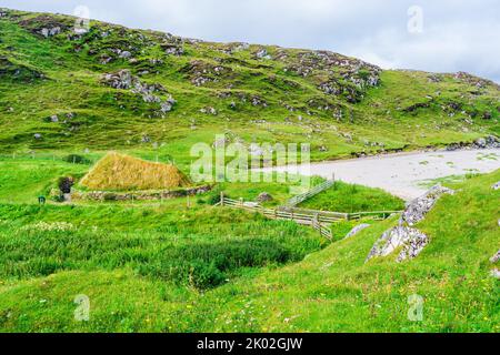 Bosta (Bostadh) Iron Age House recouverte d'herbe - Isle of Lewis, Écosse Banque D'Images