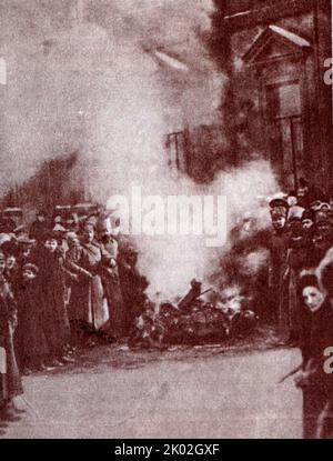 L’autocratie est tombée. Les rebelles brûlent les armoiries de la Russie impériale dans les rues de la capitale. Février 1917. Banque D'Images