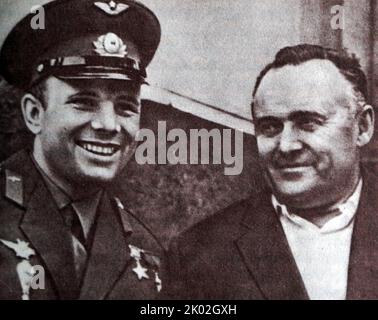 Le premier cosmonaute Yuri Gagarin et concepteur en chef des vaisseaux spatiaux Sergei Korolev. Sergei Pavlovich Korolev (1907 - 1966) était un ingénieur de fusée soviétique pendant la course spatiale entre les États-Unis et l'Union soviétique en 1950s et 1960s. Il est considéré par beaucoup comme le père de l'astronautique pratique Banque D'Images