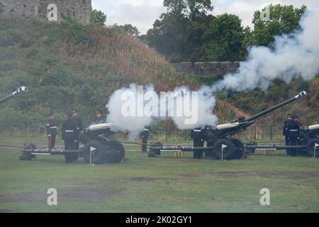 Les soldats ont lancé un hommage au feu de 96 au château de Cardiff comme marque de respect après le décès de sa Majesté la Reine, Cardiff, Royaume-Uni, 9th septembre 2022 (photo de Thomas Winstone/News Images) Banque D'Images