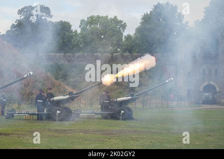 Les soldats ont lancé un hommage au feu de 96 au château de Cardiff comme marque de respect après le décès de sa Majesté la Reine, Cardiff, Royaume-Uni, 9th septembre 2022 (photo de Thomas Winstone/News Images) Banque D'Images