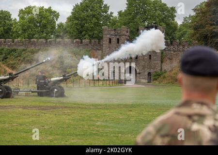 Les soldats ont lancé un hommage au feu de 96 au château de Cardiff comme marque de respect après le décès de sa Majesté la Reine, Cardiff, Royaume-Uni, 9th septembre 2022 (photo de Thomas Winstone/News Images) Banque D'Images