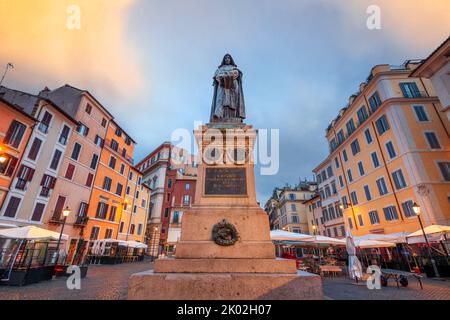 Campo de' Fiori à Rome, Italie à l'aube. (L'inscription se lit comme suit : 9 juin 1869 à Bruno - à partir de l'âge qu'il a diviné - ici où le feu a brûlé). Banque D'Images