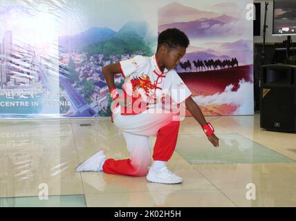 Dar es Salaam, Tanzanie. 8th septembre 2022. Un enfant se produit lors de la semaine du tourisme et de la culture en Chine 2022 à Dar es-Salaam, Tanzanie, le 8 septembre 2022. POUR ALLER AVEC 'la Tanzanie se joint à la Chine pour célébrer la semaine du tourisme et de la culture chinois 2022' Credit: Herman Emmanuel/Xinhua/Alamy Live News Banque D'Images