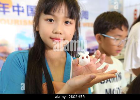 Dar es Salaam, Tanzanie. 8th septembre 2022. Les enfants participent à la semaine du tourisme et de la culture en Chine 2022 à Dar es-Salaam, en Tanzanie, le 8 septembre 2022. POUR ALLER AVEC 'la Tanzanie se joint à la Chine pour célébrer la semaine du tourisme et de la culture chinois 2022' Credit: Herman Emmanuel/Xinhua/Alamy Live News Banque D'Images